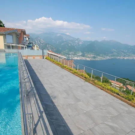 Mit Panaoramaterrasse Und Pool